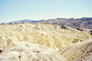 Blick auf zwei Touristen am Zabriskie Point, Death Valley, Kalifornien, USA - ISF12999