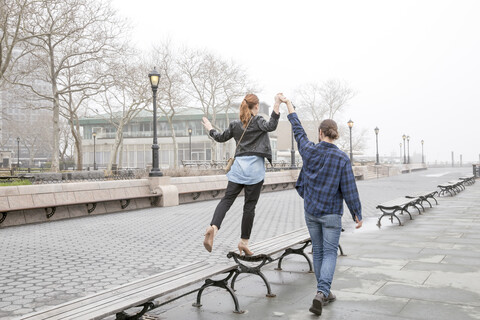 Ehepaar im Park, New York, New York, USA, lizenzfreies Stockfoto