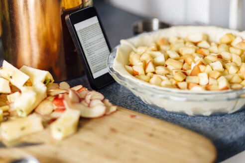 Smartphone-Rezept für die Zubereitung von Apfelkuchen mit gehackten Äpfeln im Rohteig - ISF13005