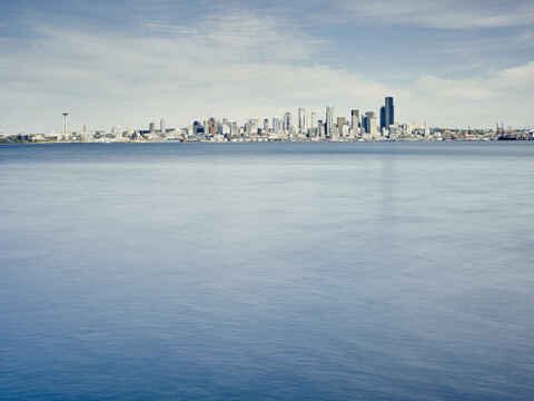 Fernsicht auf die Skyline über dem Puget Sound, Seattle, Washington State, USA, lizenzfreies Stockfoto