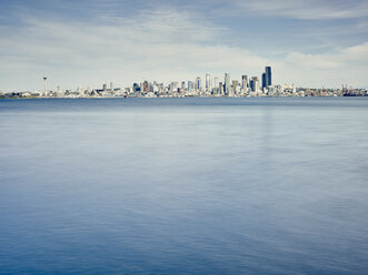 Fernsicht auf die Skyline über dem Puget Sound, Seattle, Washington State, USA - ISF13014