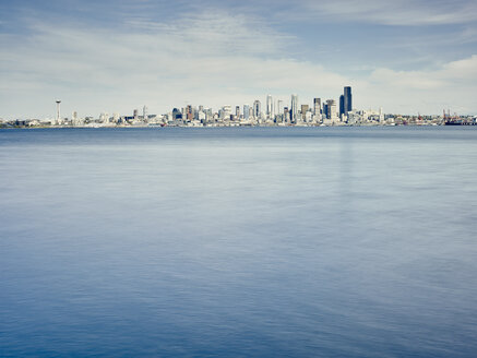 Fernsicht auf die Skyline über dem Puget Sound, Seattle, Washington State, USA - ISF13014