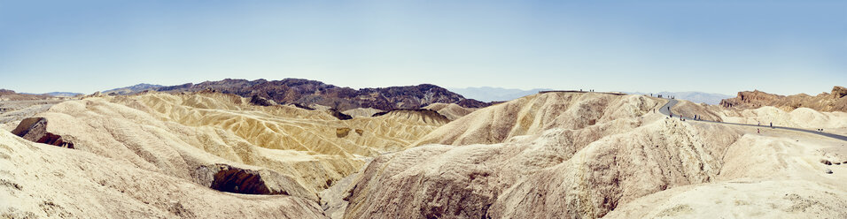 Panoramablick auf die kurvenreiche Straße, Zabriskie Point, Death Valley, Kalifornien, USA - ISF13023