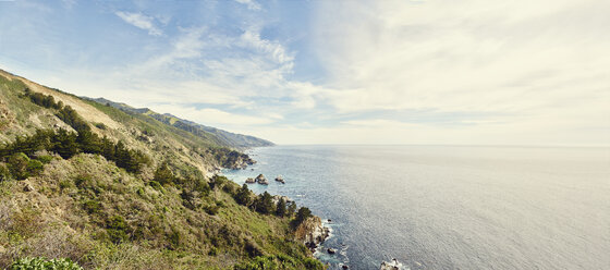 Panoramablick auf die sonnenbeschienene Küstenlinie und das Meer, Big Sur, Kalifornien, USA - ISF13027