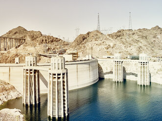 Ansicht der Staumauer und der Wassertürme am Hoover-Damm, Nevada, USA - ISF13028