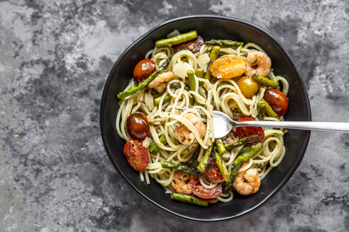 spaghetti mit Krabben, grünem Spargel, Tomaten, Pesto und Parmesan - SARF03785