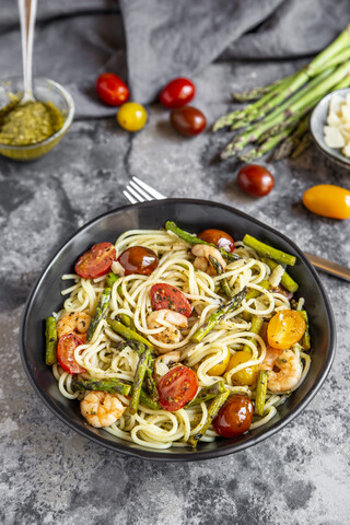 spaghetti mit Krabben, grünem Spargel, Tomaten, Pesto und Parmesan, lizenzfreies Stockfoto