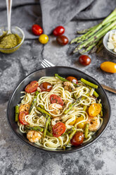 spaghetti mit Krabben, grünem Spargel, Tomaten, Pesto und Parmesan - SARF03786