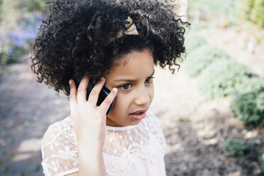 Kopf und Schultern eines Mädchens, das ein Smartphone zum Telefonieren benutzt - ISF13067