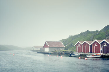 Bunte Bootshäuser und vertäute Boote am Wasser, Haugesund, Provinz Rogaland, Norwegen - ISF13088