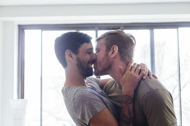 Männliches Paar zu Hause, herumalbern, küssen und lachen - ISF13105