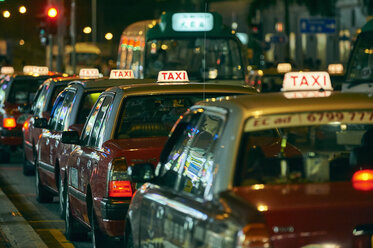 In Reihe geparkte Taxis, Tsim Sha Tsui, Hongkong - ISF13133