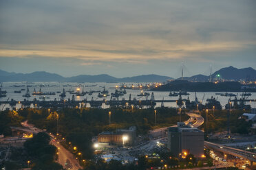 Victoria-Hafen in der Abenddämmerung, Yau Ma Tei, Hongkong - ISF13137