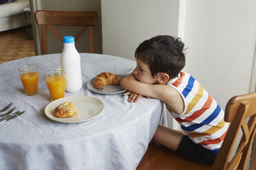 Junge wartet auf das Frühstück - ISF13148