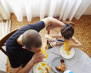 Vater und Sohn beim Frühstück - ISF13149