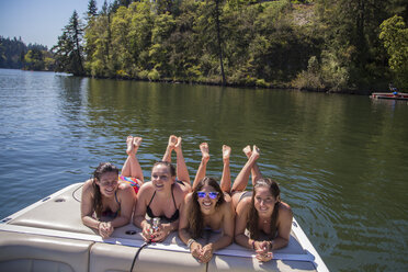 Porträt von vier jungen Frauen auf einem Motorboot auf dem Lake Oswego, Oregon, USA - ISF13198