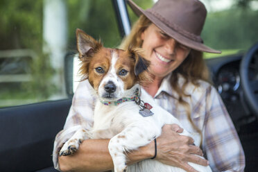 Porträt einer reifen Frau mit Hund - ISF13223