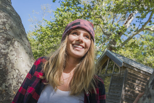 Frau an einem Baum stehend, El Capitan, Kalifornien, USA - ISF13233