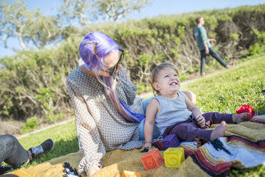 Mutter und Baby beim Picknick, El Capitan, Kalifornien, USA - ISF13236