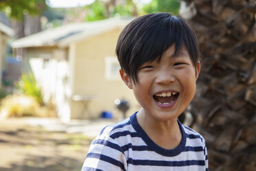 Porträt eines niedlichen glücklichen Jungen im Garten - ISF13247