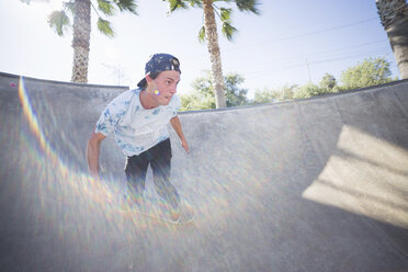 Junger Mann auf dem Skateboard im Park, Eastvale, Kalifornien, USA - ISF13271