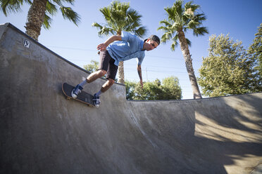 Junger Mann auf dem Skateboard im Park, Eastvale, Kalifornien, USA - ISF13272