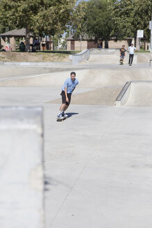 Junger Mann auf dem Skateboard im Park, Eastvale, Kalifornien, USA - ISF13273