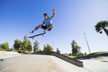 Junger Mann auf dem Skateboard im Park, Eastvale, Kalifornien, USA - ISF13274