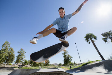 Young man skateboarding in park, Eastvale, California, USA - ISF13275