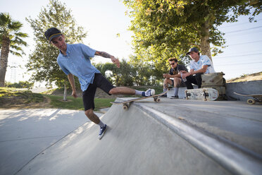 Junger Mann auf dem Skateboard im Park, Eastvale, Kalifornien, USA - ISF13276