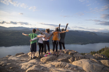 Friends enjoying view on hill, Angel's Rest, Columbia River Gorge, Oregon, USA - ISF13342