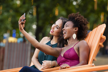 Junge Frauen nehmen Selfie im Liegestuhl - ISF13587