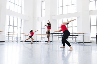 Junge Frauen im Tanzstudio tanzen - ISF13601