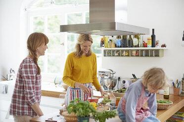 Frauen bei der Zubereitung einer Mahlzeit in der Küche - ISF13641
