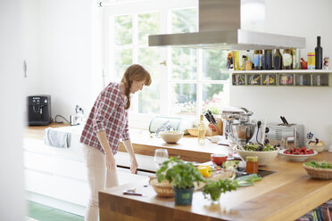 Woman preparing meal in kitchen - ISF13642