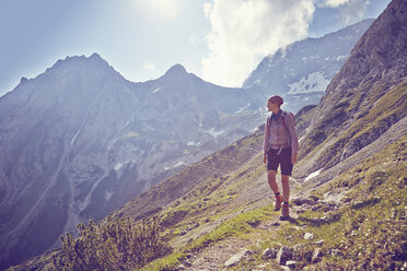 Ältere Frau, Bergabwanderung, Ehrwald, Tirol, Österreich - ISF13671