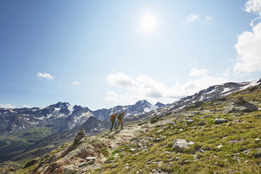 Junges Paar beim Wandern auf dem Schnalstaler Gletscher, Schnalstal, Südtirol, Italien - ISF13688