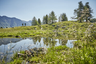 Junges Wanderpaar in ferner Landschaft, Karthaus, Schnalstal, Südtirol, Italien - ISF13696