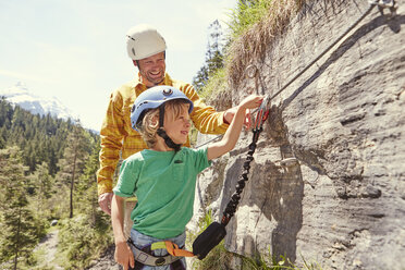 Vater und Kind beim Klettern, Ehrwald, Tirol, Österreich - ISF13727