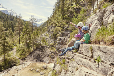 Vater und Kinder genießen die Aussicht auf einem Hügel, Ehrwald, Tirol, Österreich - ISF13730
