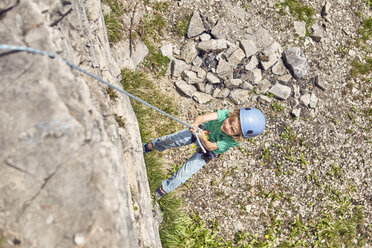 Junge beim Klettern, Ehrwald, Tirol, Österreich - ISF13732