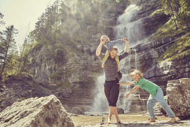 Zwei-Generationen-Familie beim Spaß am Wasserfall, Ehrwald, Tirol, Österreich - ISF13738