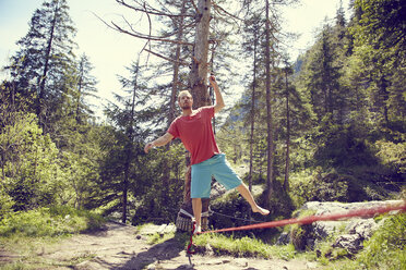 Mann balanciert auf einem Seil, Ehrwald, Tirol, Österreich - ISF13739