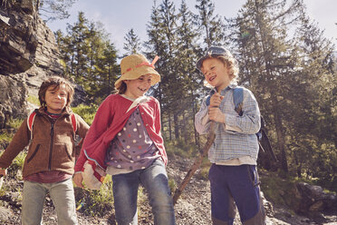 Drei Kinder erkunden den Wald - ISF13745