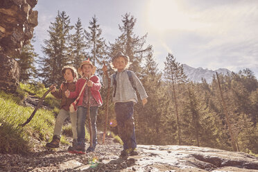 Drei Kinder erkunden den Wald - ISF13747