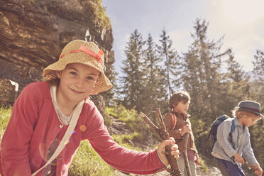 Drei Kinder erkunden den Wald - ISF13749