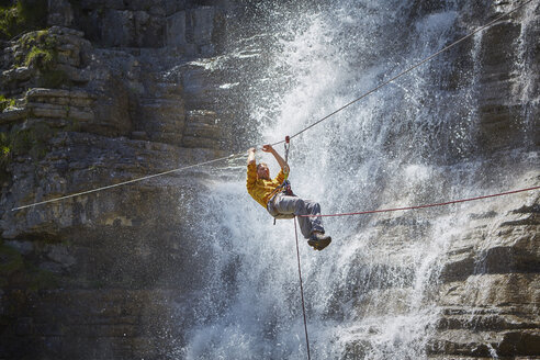 Mann beim Abseilen am Wasserfall, Ehrwald, Tirol, Österreich - ISF13769