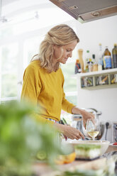 Frau bereitet Mahlzeit in Küche vor - ISF13815