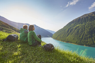 Junges Paar mit Blick auf den Vernagt-Stausee und den Finailhof, Schnalstal, Südtirol, Italien - ISF13925