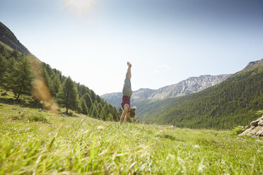 Junge Frau im Handstand, Schnalstal, Südtirol, Italien - ISF13930